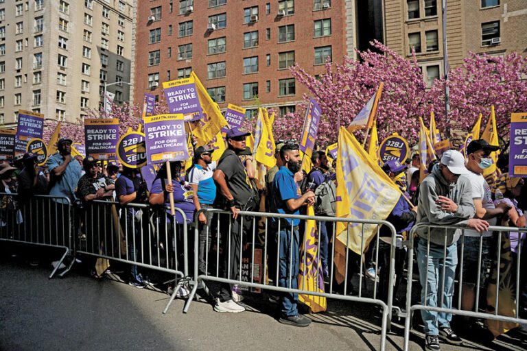 工會成員在上東城舉行大規模集會，並舉起寫有「已準備好罷工」的標語。 Angelina Katsanis/紐約時報