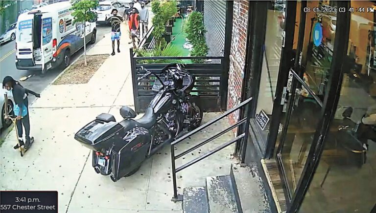 2023年8月，WOOO幫派成員在一家理髮店向CHOO幫派的競爭對手開槍。 布碌崙地區檢察官辦公室