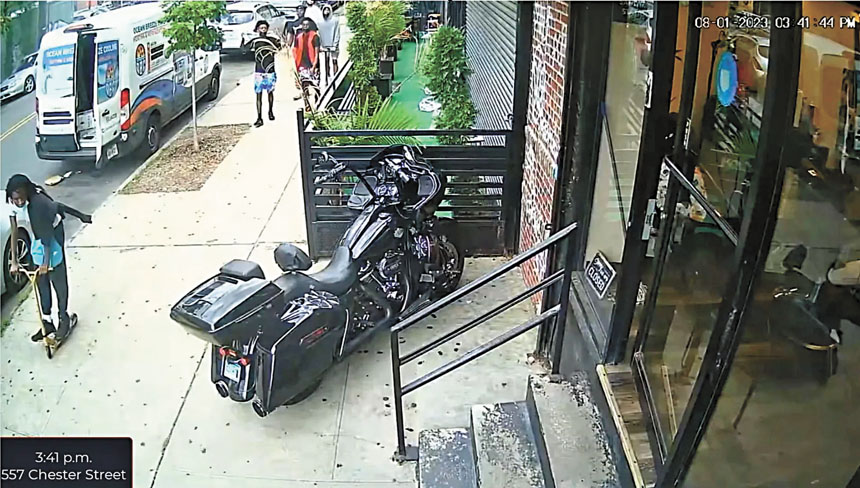 2023年8月，WOOO幫派成員在一家理髮店向CHOO幫派的競爭對手開槍。 布碌崙地區檢察官辦公室