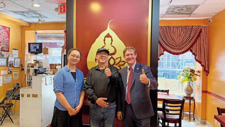 科爾曼（右）到訪華埠餐廳佛菩提。