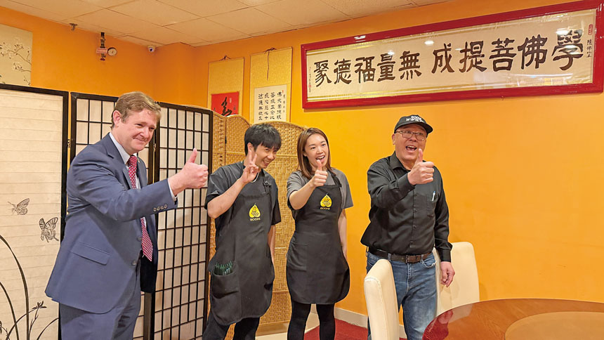 佛菩提老闆張先生（最右）與員工一道讚許小費免稅政策。