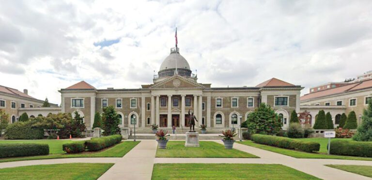 納蘇縣行政暨立法大樓外觀。 圖片來源：谷歌地圖