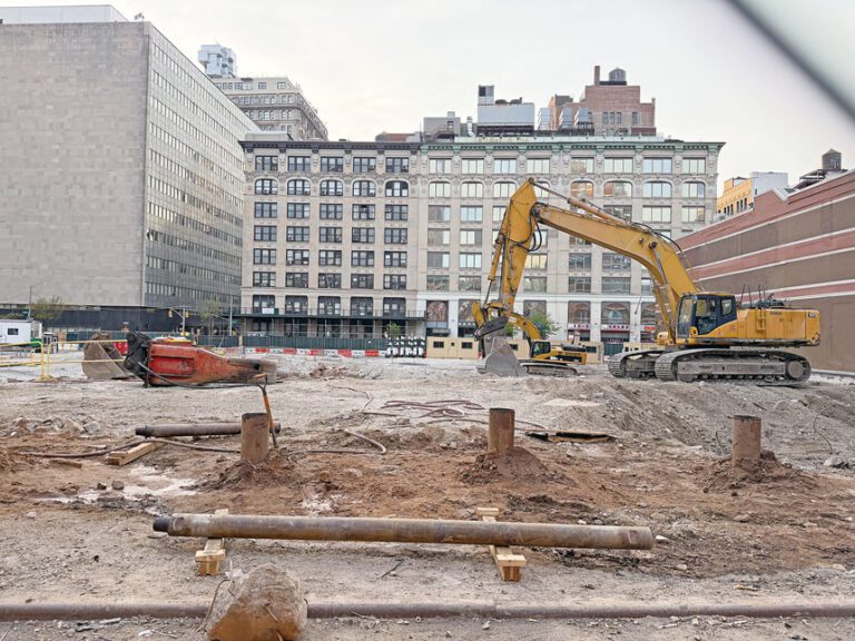 為了趕進度，華埠監獄延長施工時間，現時已挖掘一個大地洞。