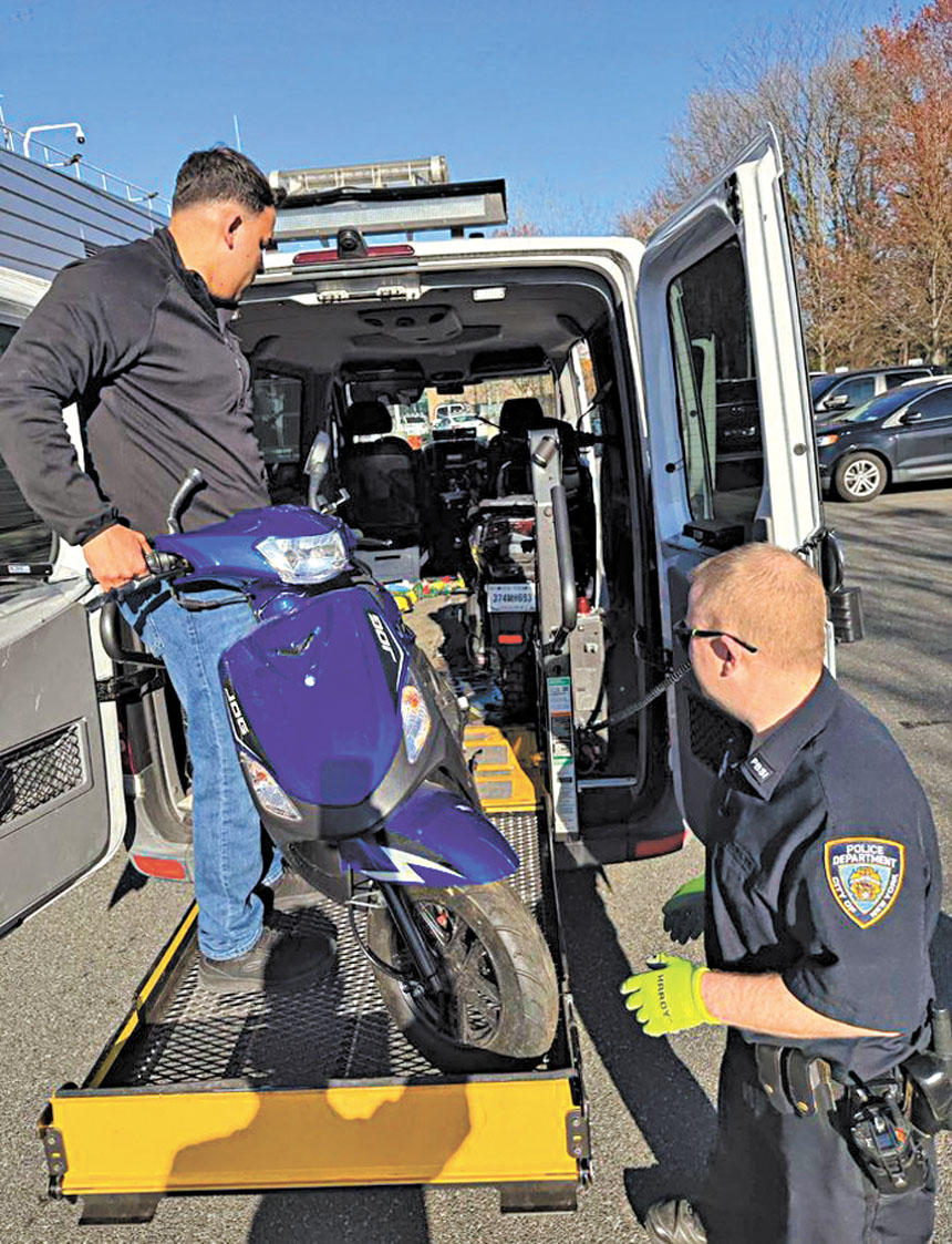 警方的檢舉行動充公違規單車。