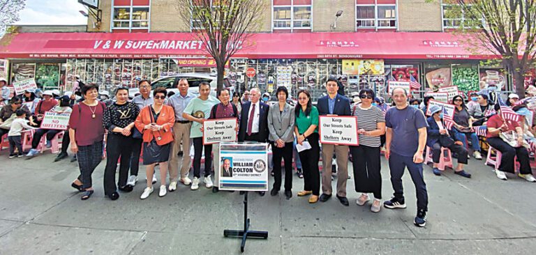 （前排右六右起）寇頓、唐鳳巧、謝曉瓊、以及賀立寧博士攜逾百位抗議者出席15日記者會。