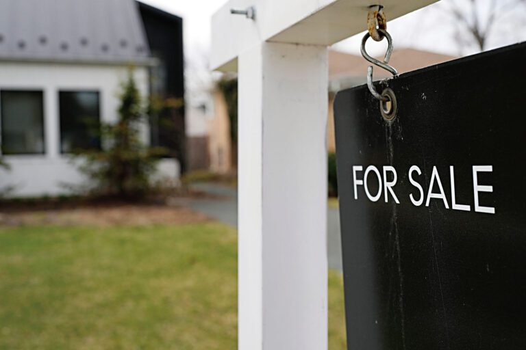 伊朗戰爭引發的抵押貸款利率上漲加劇洛杉磯房地產市場。美聯社