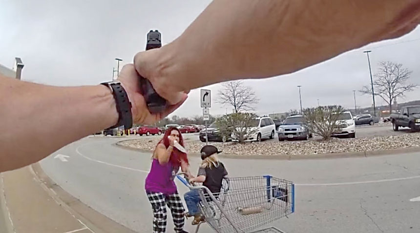 由警員隨身攝影機拍攝的照片顯示，警員在沃爾瑪停車場與31歲的古茲曼對峙的瞬間。奧馬哈警察局