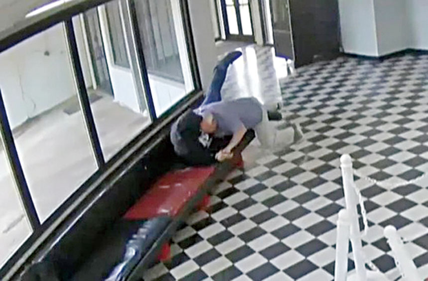 監視器畫面顯示，俄州保斯谷高中的校長摩爾在學校大廳制伏持槍歹徒。保斯谷高中