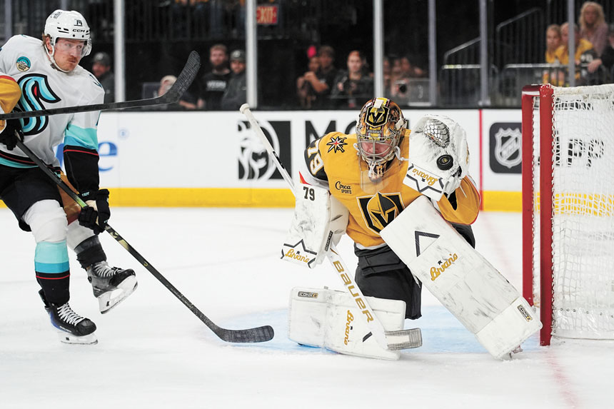 圖為金騎士門將哈特在比賽中扑出對手的射門。美聯社