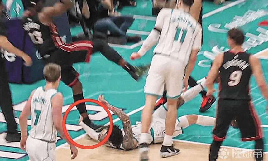 鮑爾拉倒阿德巴約。網上圖片