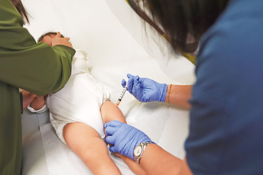 醫生為1歲新生兒接種MMR麻疹疫苗。美聯社資料圖