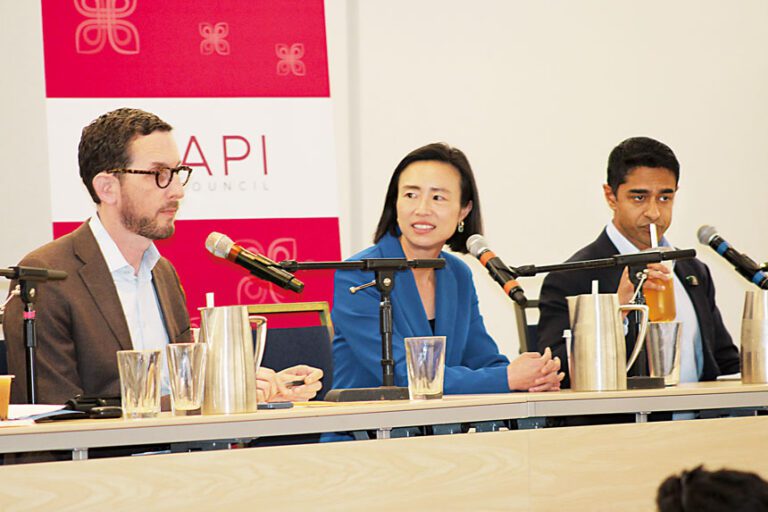 加州第11國會選區三名主要候選人早前出席華埠社區候選人論壇，會後合影。右起賽特（Saikat Chakrabarti）、陳詩敏、威善高。 記者陳程威攝