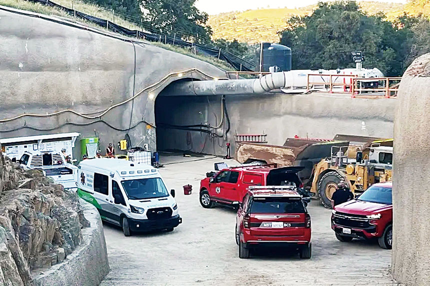 中谷一個灌溉隧道工程發生坍塌意外，圖為救援人員在現場。莫迪斯托消防局