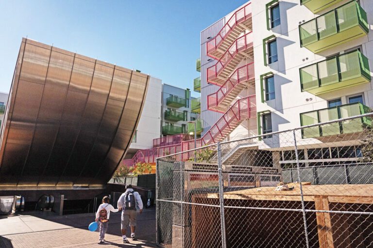 SB79鼓勵在大眾運輸站週邊建造密集型住房，圖為洛杉磯一個捷運站附近的新公寓。美聯社