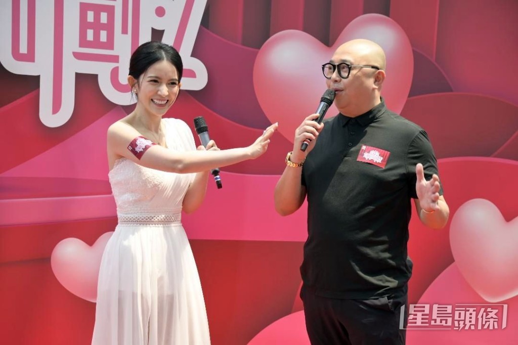 陳若思與節目媒人Bob在台上交流互動。