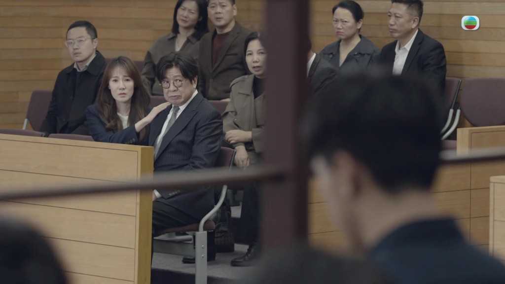 丘梓謙出庭受審，身為法官的父親許紹雄神情複雜。