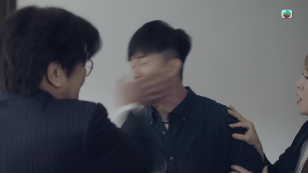 這一巴掌，成為兩父子關係破裂的導火線。