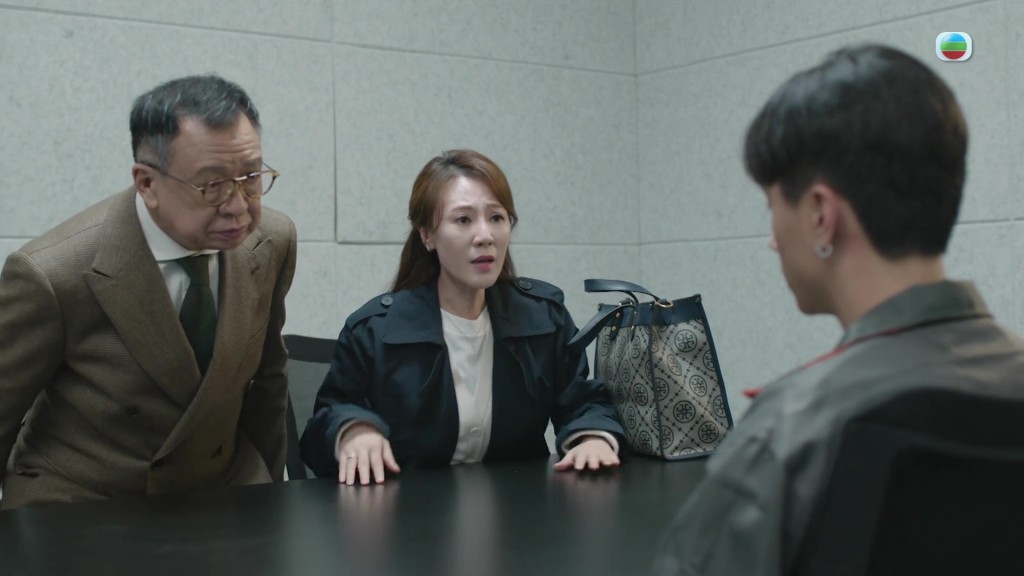 丘梓謙被父母質問為何捲入盜竊案，但選擇沉默。