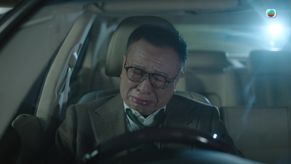 許紹雄自責不是好父親，在車廂內情緒崩潰痛哭。