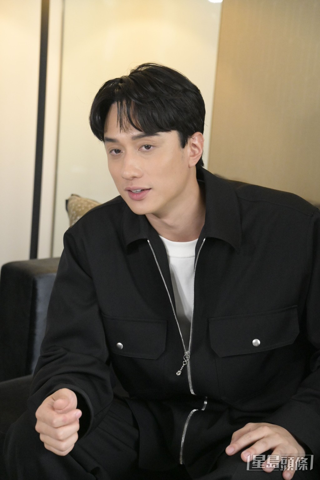 他親身上陣，駕駛時險些撞向閘口。