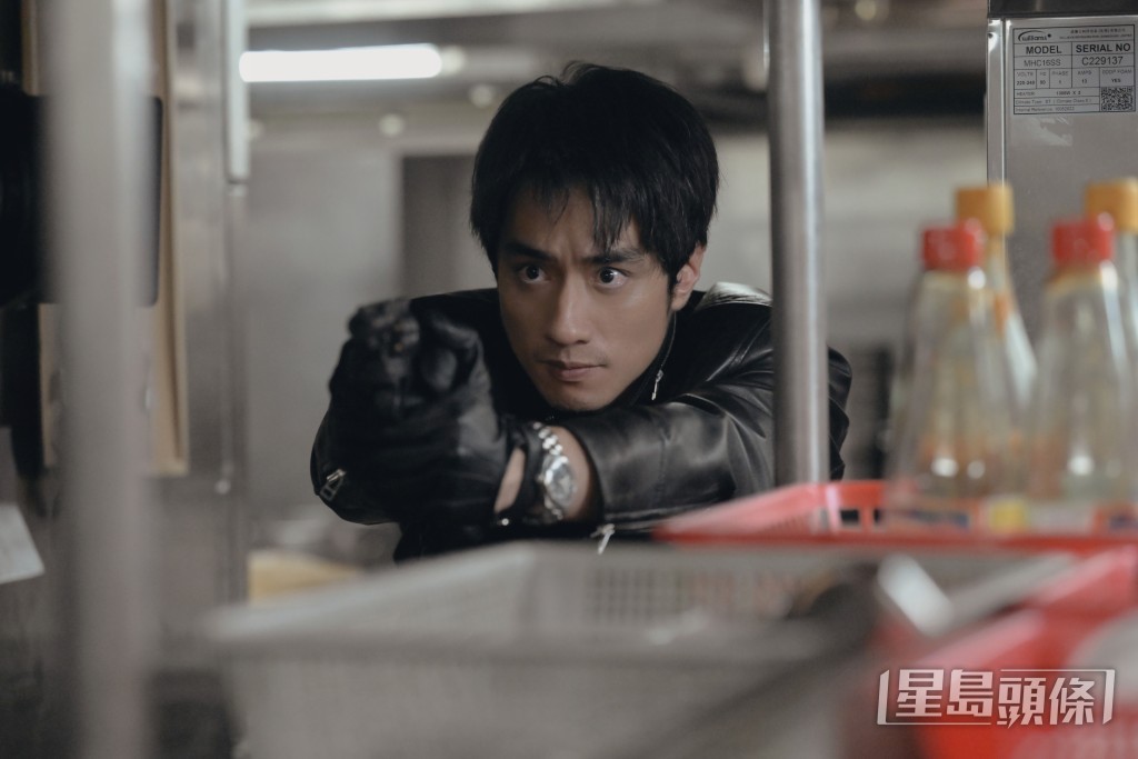 年輕版李文彬由劉俊謙飾演，演繹1994年時充滿正義理想的高級督察李文彬。