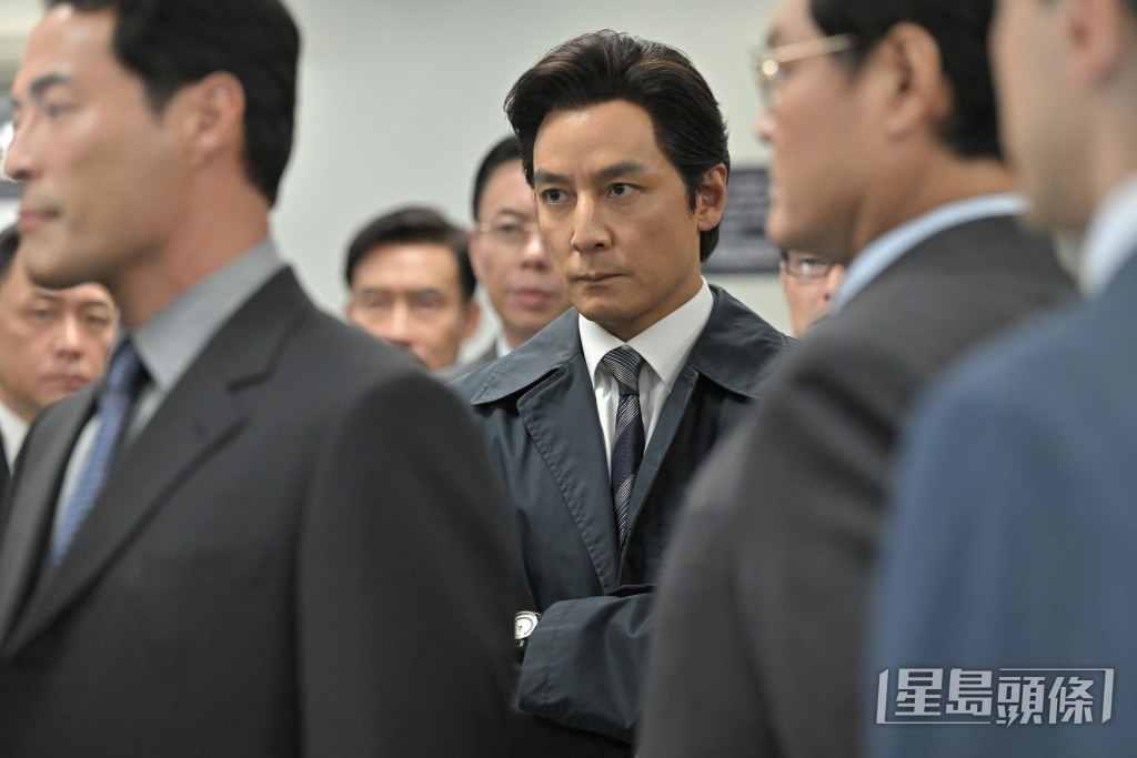 年輕版蔡元祺由吳彥祖飾演，演繹1994年時心狠手辣的警務處行動副處長，是李文彬的頭號對手。