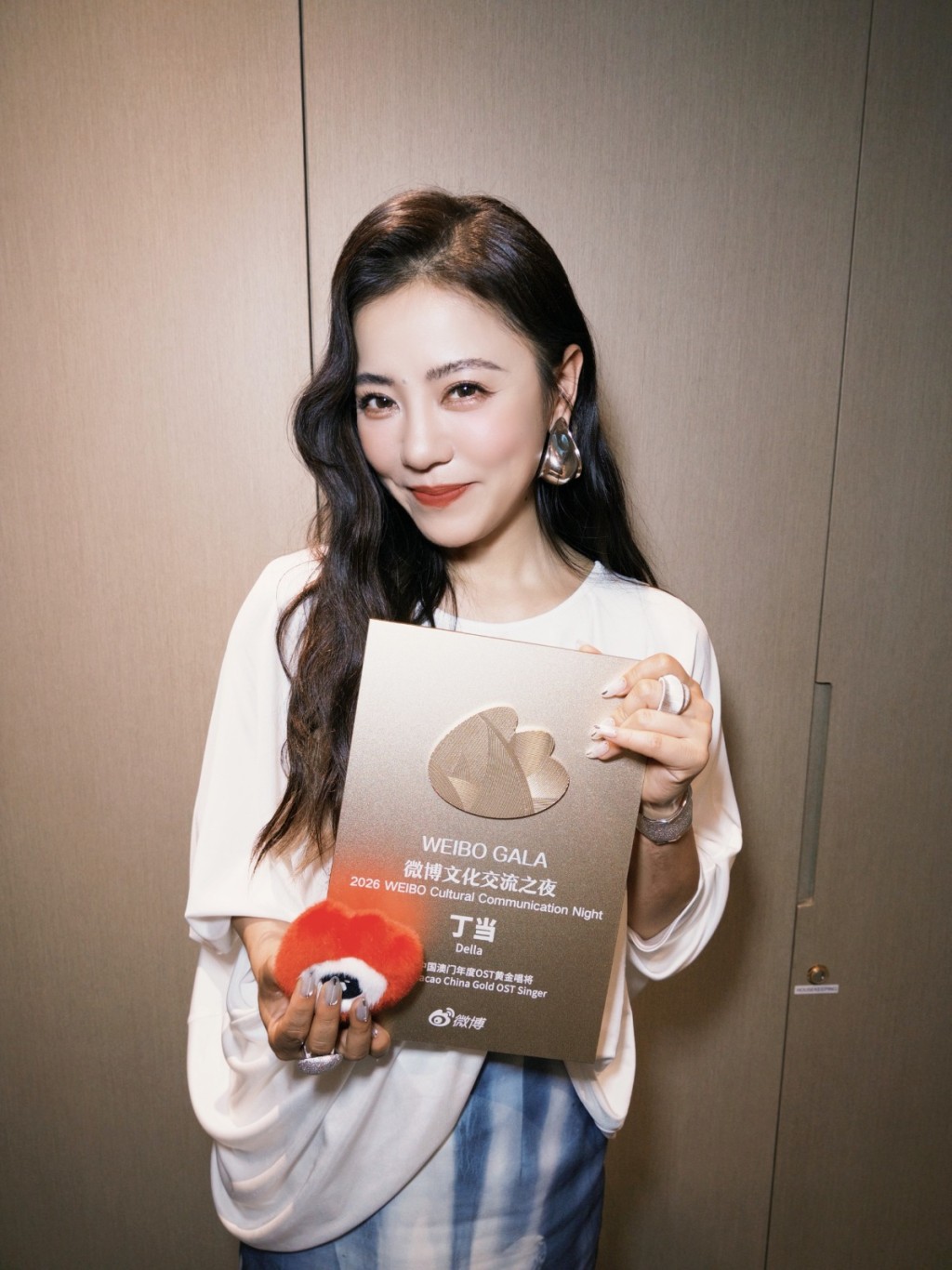 丁噹出席「微博文化交流之夜澳門站」，獲頒「年度OST黃金唱將」獎項。