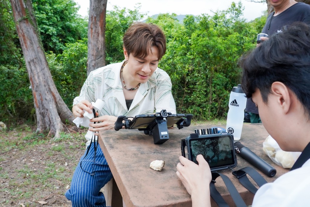 安仔為新版本進行了重新編曲和錄音，帶來新鮮感。