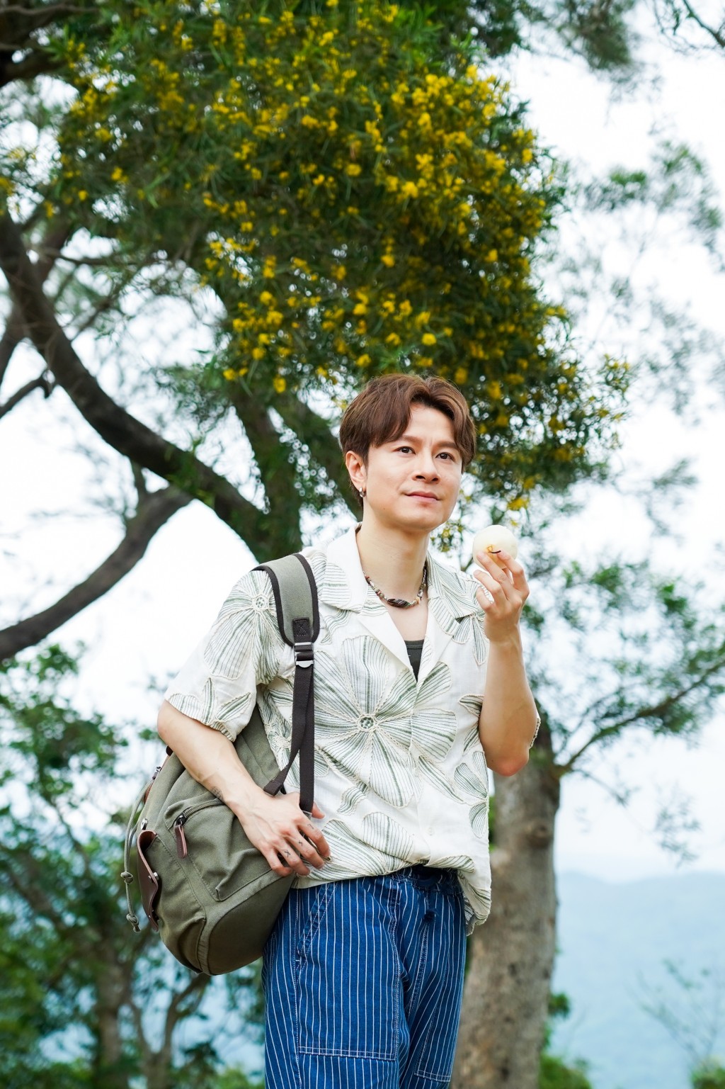 關於選擇在郊外拍攝，安仔表示想找有大樹的地方，營造郊遊感覺。