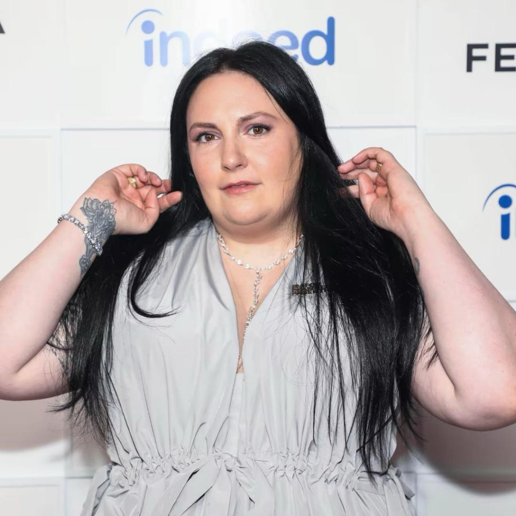 Lena回憶指，阿當曾將椅子扔向牆壁。