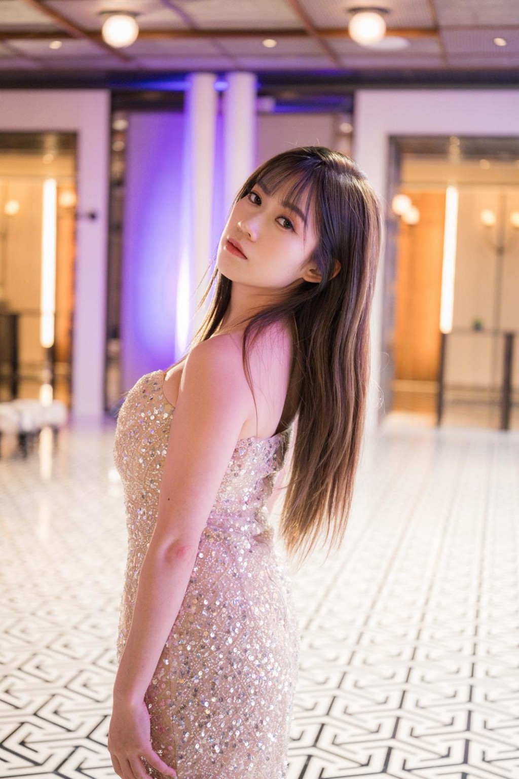 整體造型散發成熟高貴的女人味。