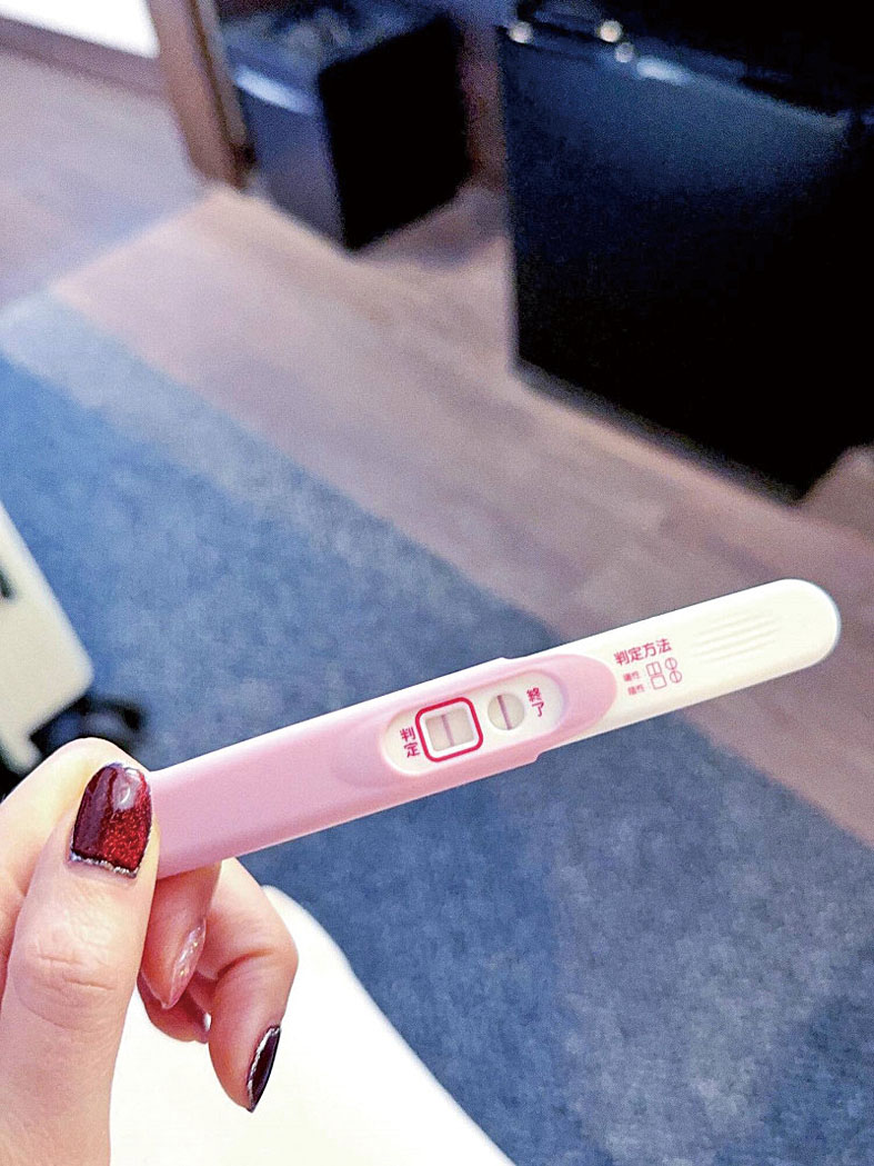 ■謝翔雅曬出驗孕棒，公開懷孕喜訊。網上圖片