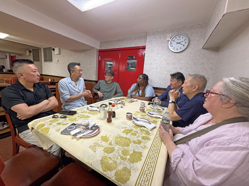 詹瑪麗(非裔者)在合記與店主訴說，華埠小商家在疫情後受到的衝擊。