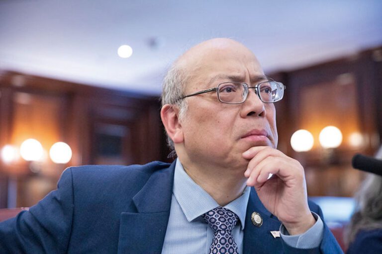 黃友興參加昨日的市議會全體會議。