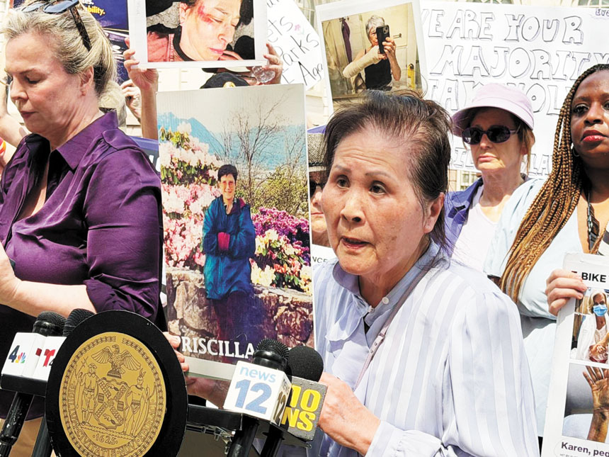 前華埠啟蒙學校校長黎淑玲拿著陸瑞英遺照含淚表示，撞死她的人最後只有一張交通罰單，實在不公平。