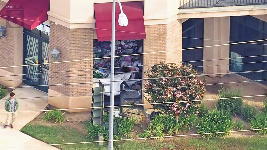 一輛汽車撞入天普市一棟建築物。KTLA電視畫面