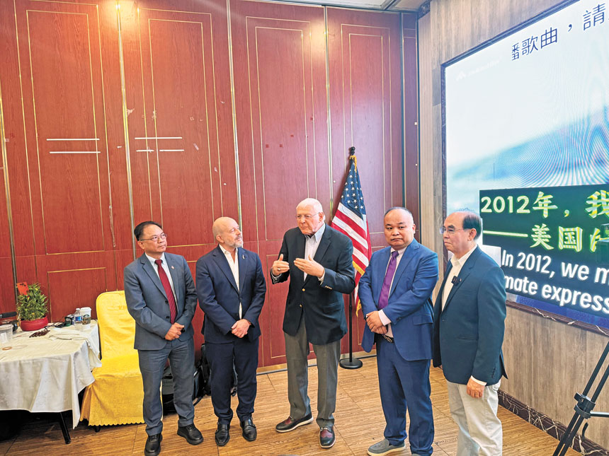 左起：鄧洪、希爾頓、安東維諾奇、劉龍珠及張文彬，到場支持。記者陸新攝