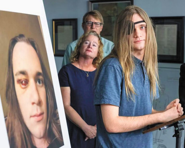 單眼失明的大學生柯林斯在雙親陪同下出席記者會。洛杉磯時報