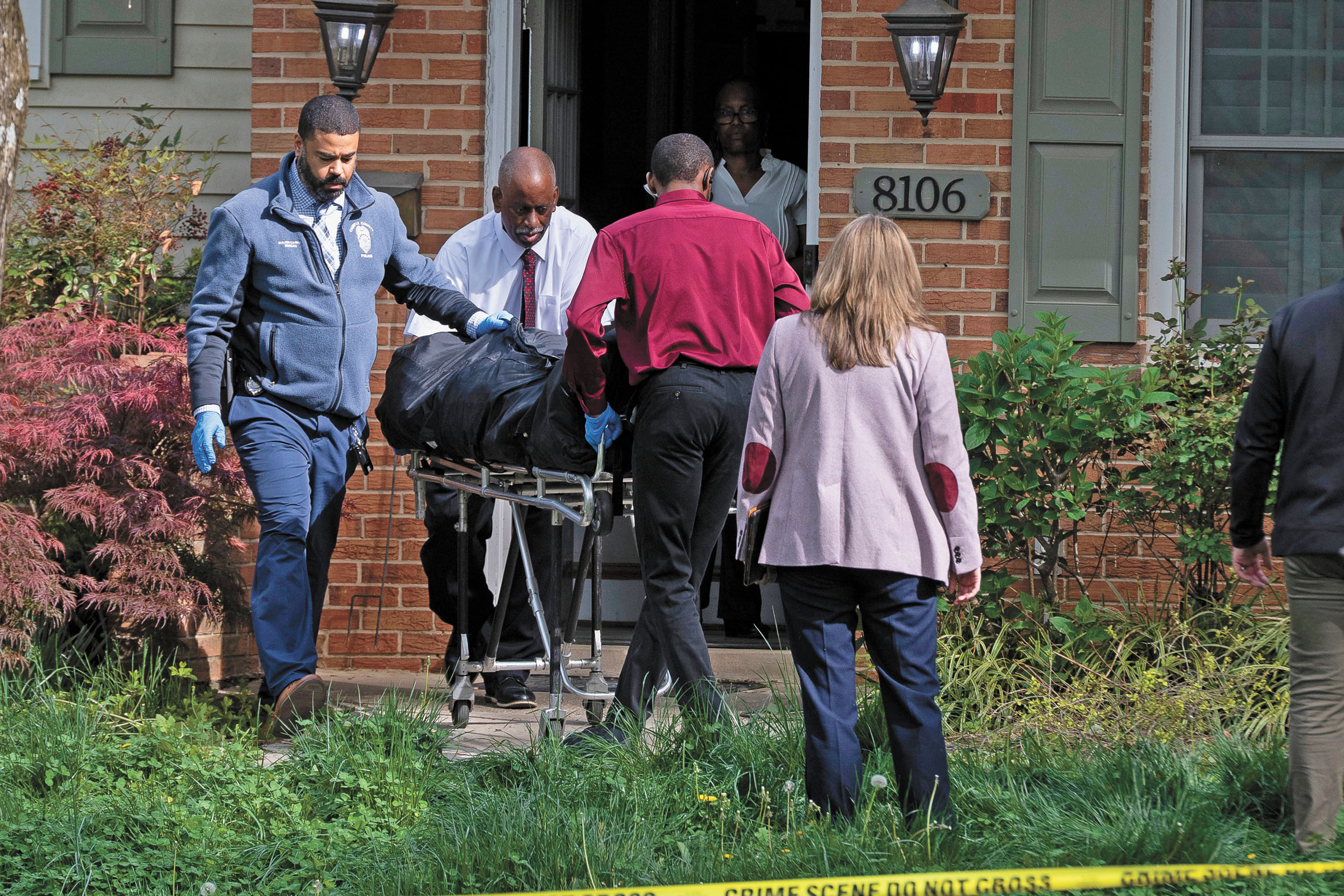 維州費爾法克斯縣法醫人員從前副州長費法斯住所抬出遺體。美聯社