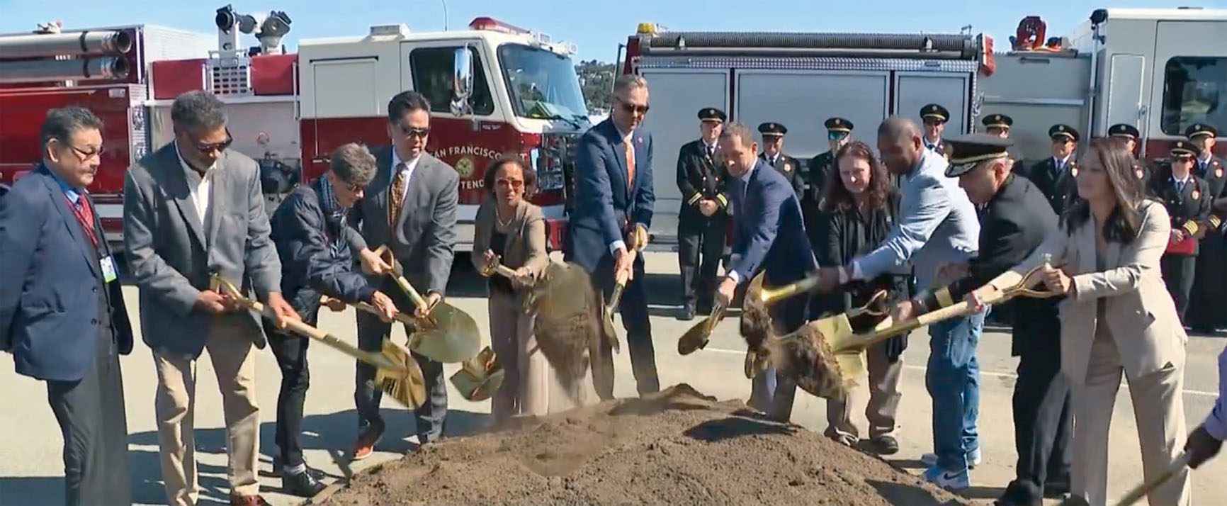 三藩市市長羅偉（前排右五）與官員及消防人員手持金鏟，為灣景區獵人角消防訓練中心項目舉行動土儀式。視頻截圖