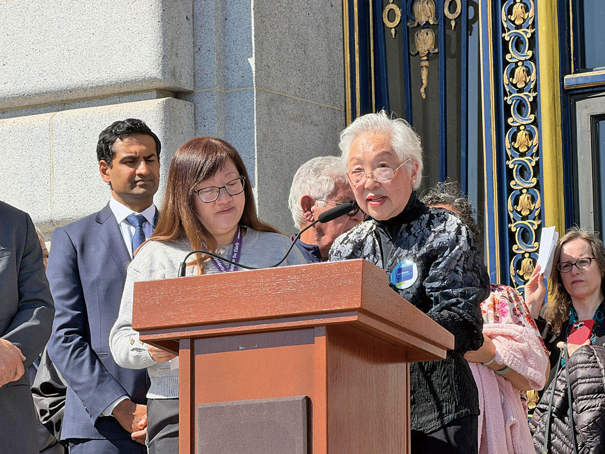 醫療預立規劃推廣員劉婆婆分享經歷，指出選擇信任的人並清楚表達意願，不僅為自己，也減輕家人負擔。記者蘇婕雅攝