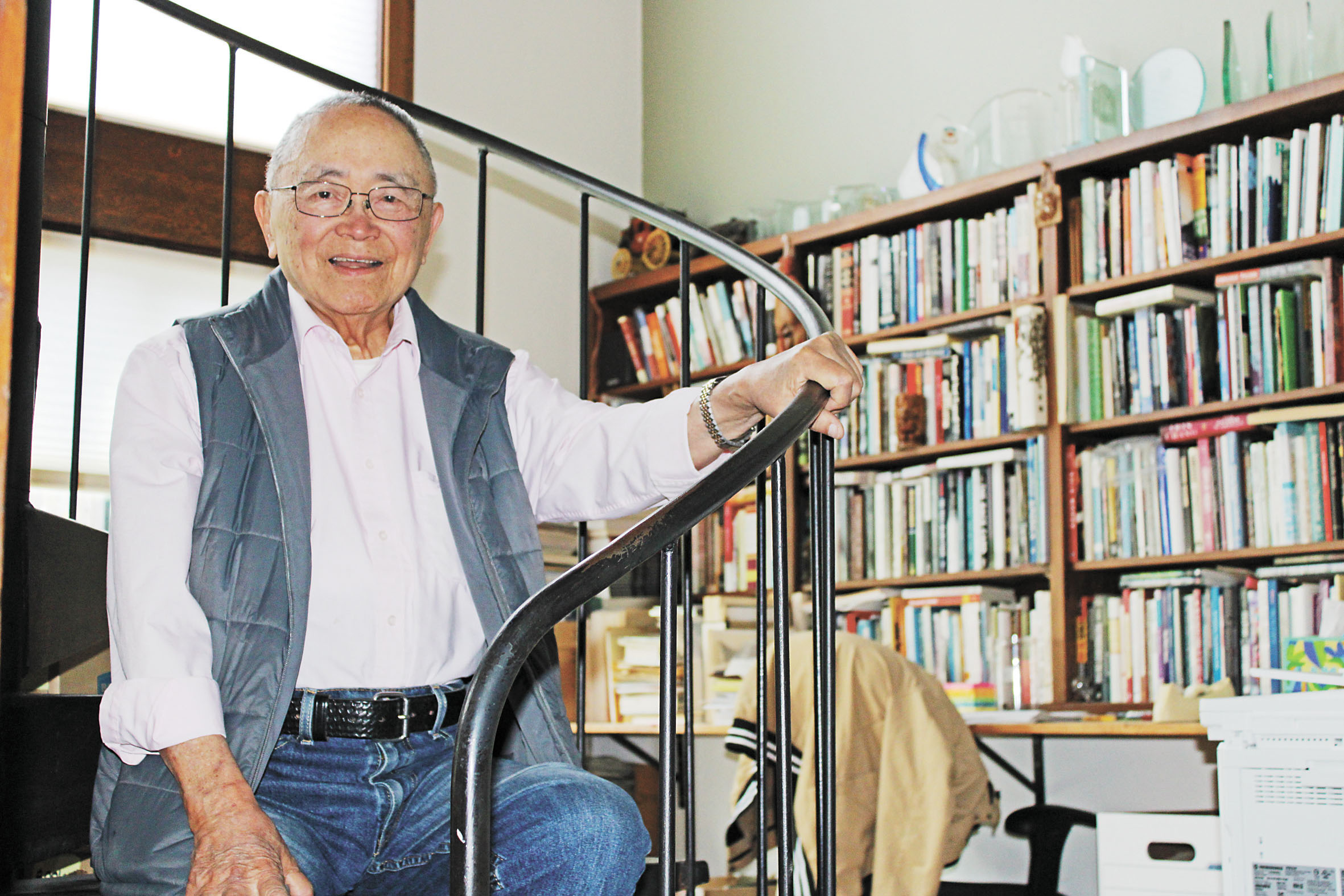 王靈智坐於寓所樓梯，他笑言：「我不知道這些東西放在哪裡，要靠她們幫我找。」記者陳程威攝