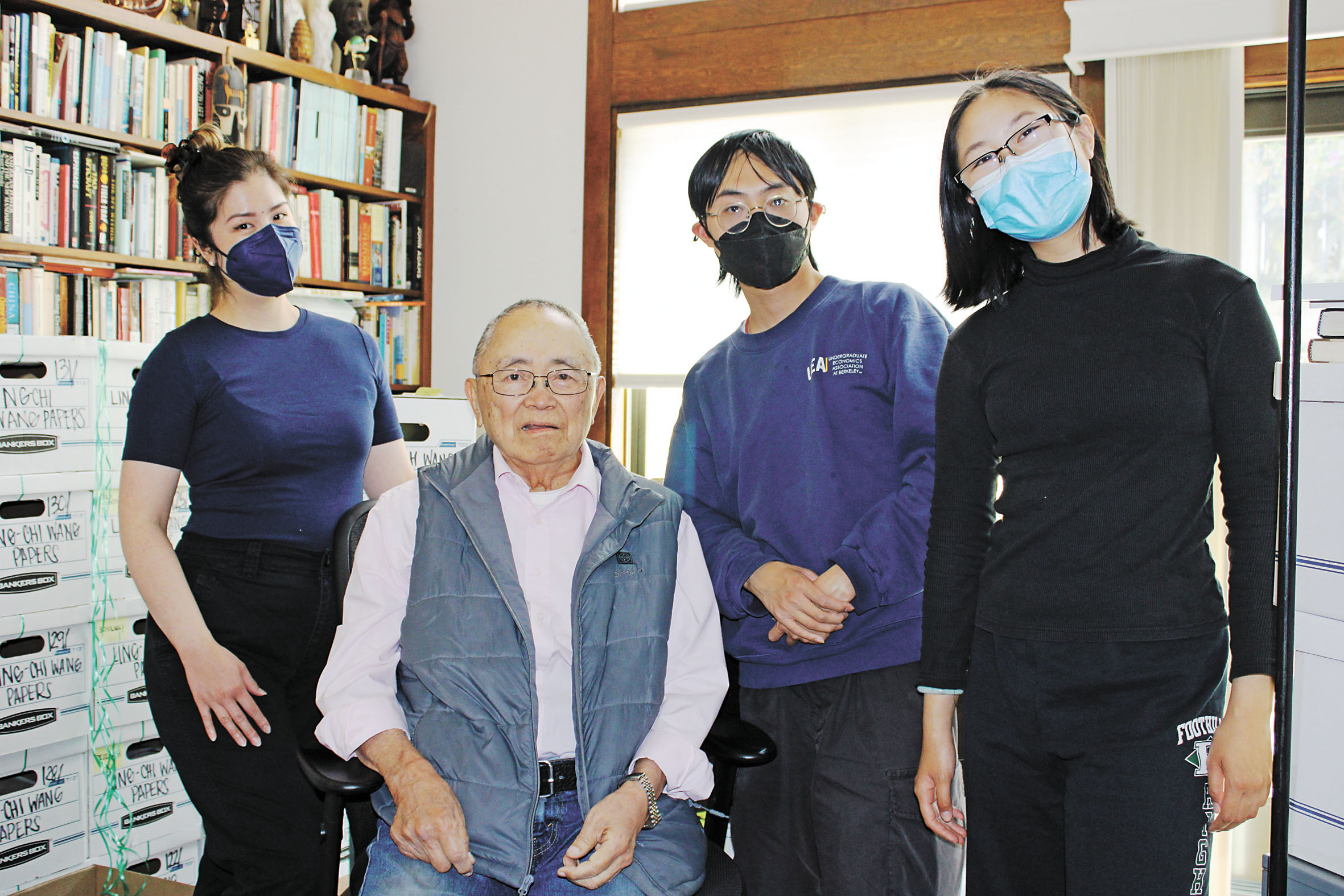 王靈智與協助整理文件的柏克萊加大亞裔研究中心研究助理合照，右起：聶雪嵐、徐嘉健、王靈智、梅菲玉。逾400個文件箱，記錄了王靈智畢生的學術研究與社運足跡。記者陳程威攝