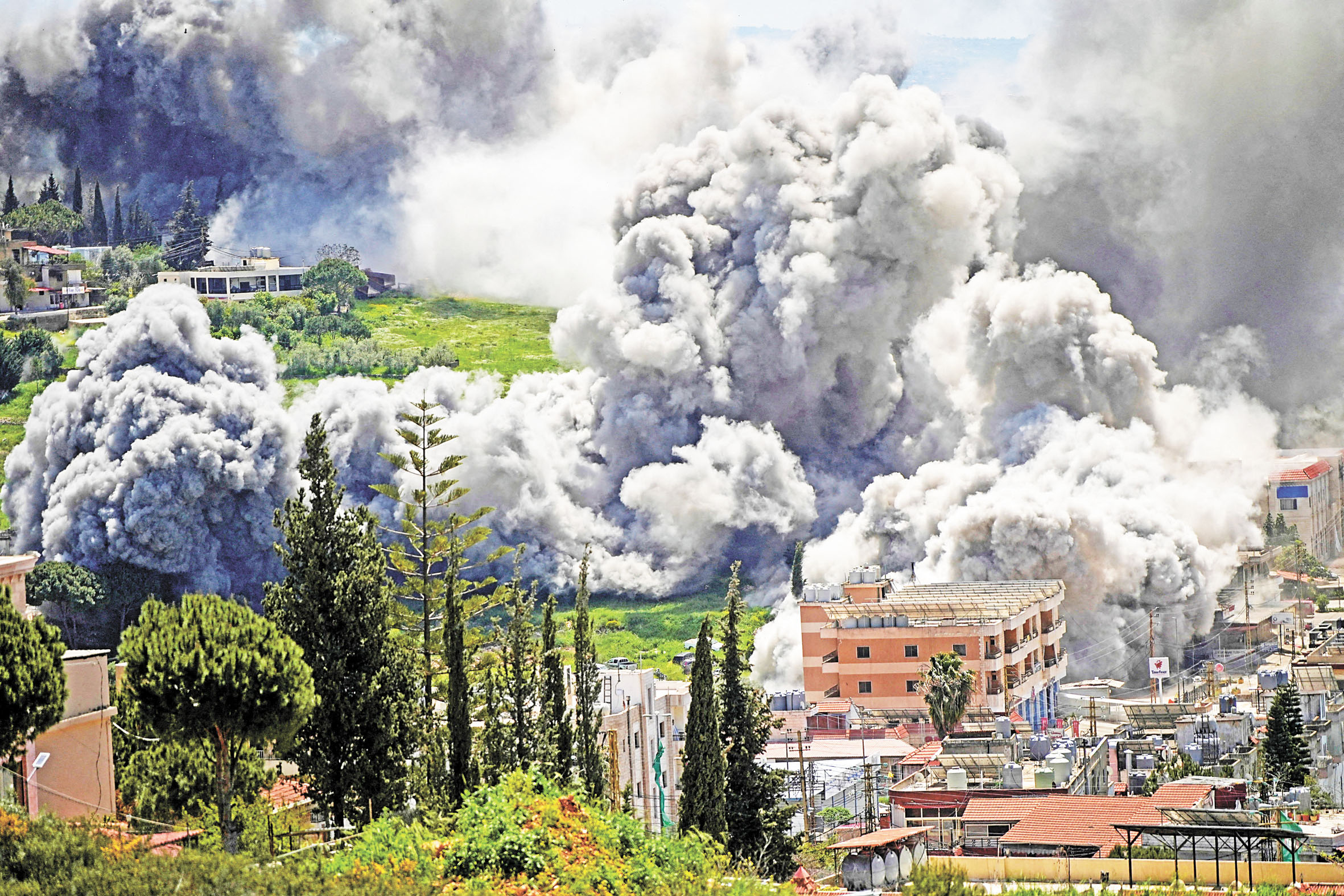 以色列軍方16日空襲黎巴嫩納巴蒂耶市，濃煙滾滾。路透社