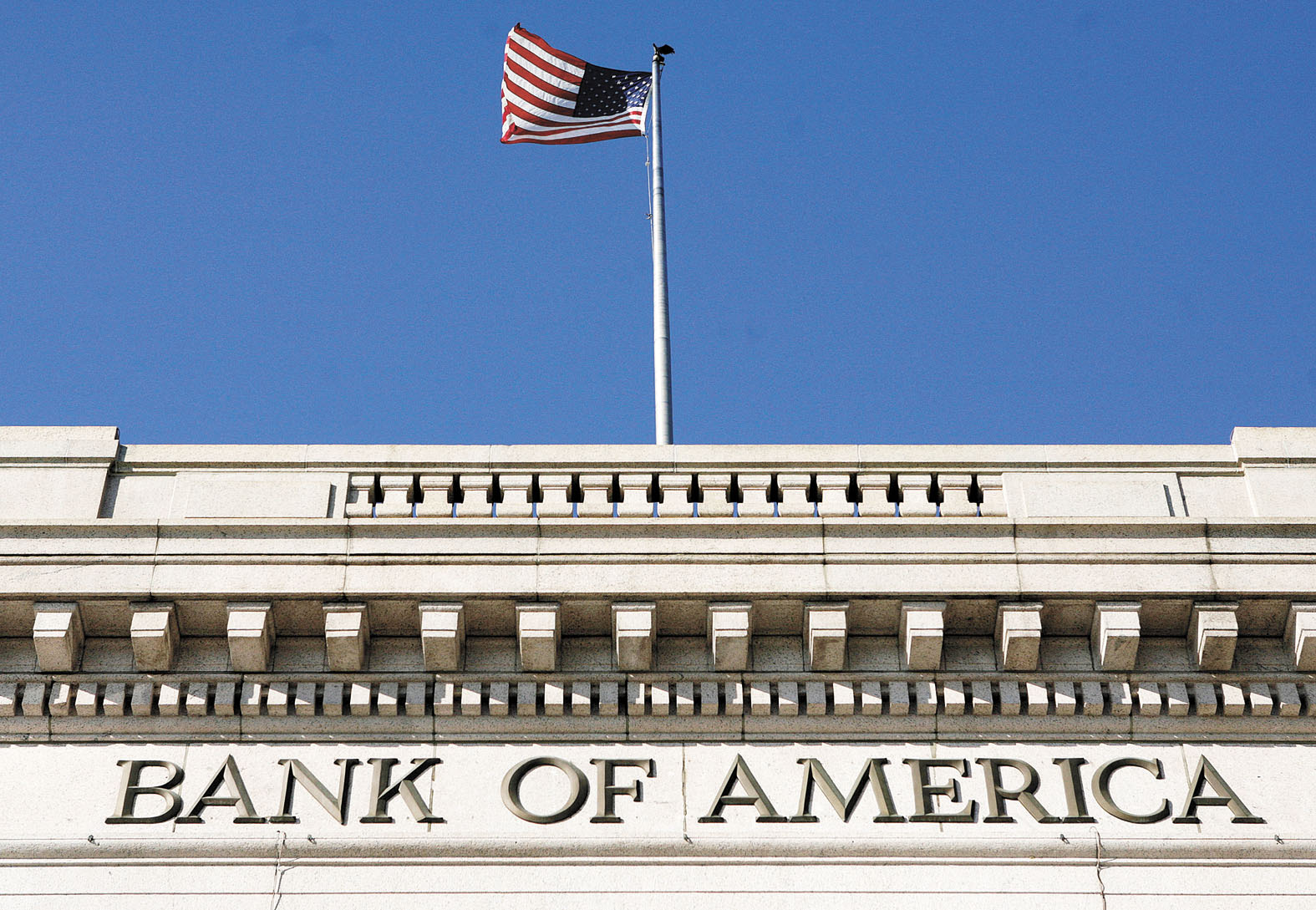 美國銀行公布第一季財報優於市場預期，交易部門繳出亮眼成績，推升整體獲利增長。圖為華盛頓市中心一家美國銀行分行。路透社資料圖片