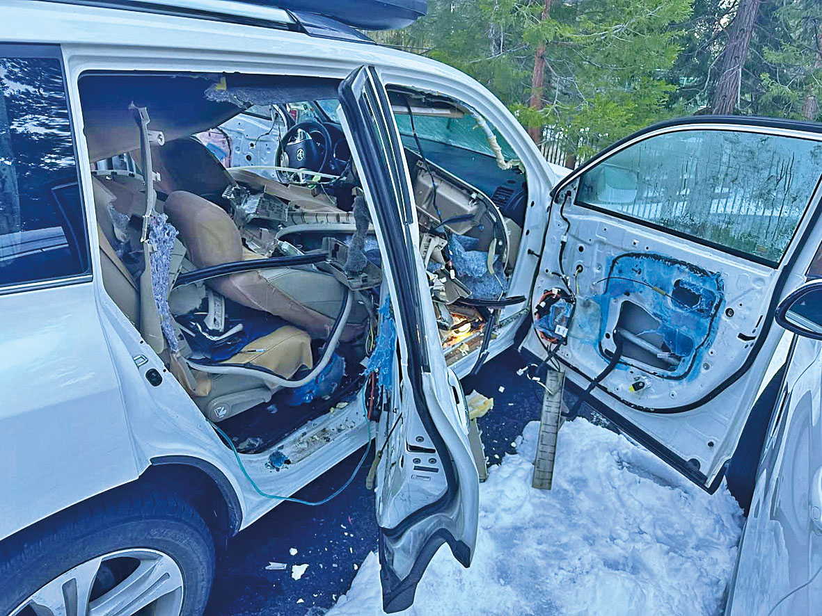 野熊受困車內後大搞破壞。華索縣縣警局
