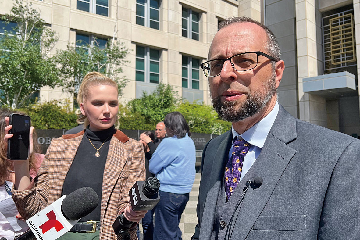 埃爾南德斯代表律師Patrick Kolasinski本月14日在法庭外接受媒體採訪。美聯社