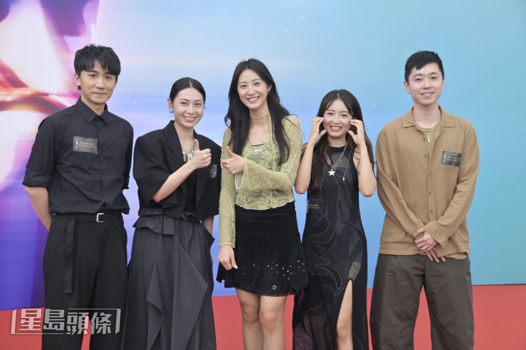 蔡蕙琪（葵芳）與多位成員一同負責頒獎禮的網絡平台主持。
