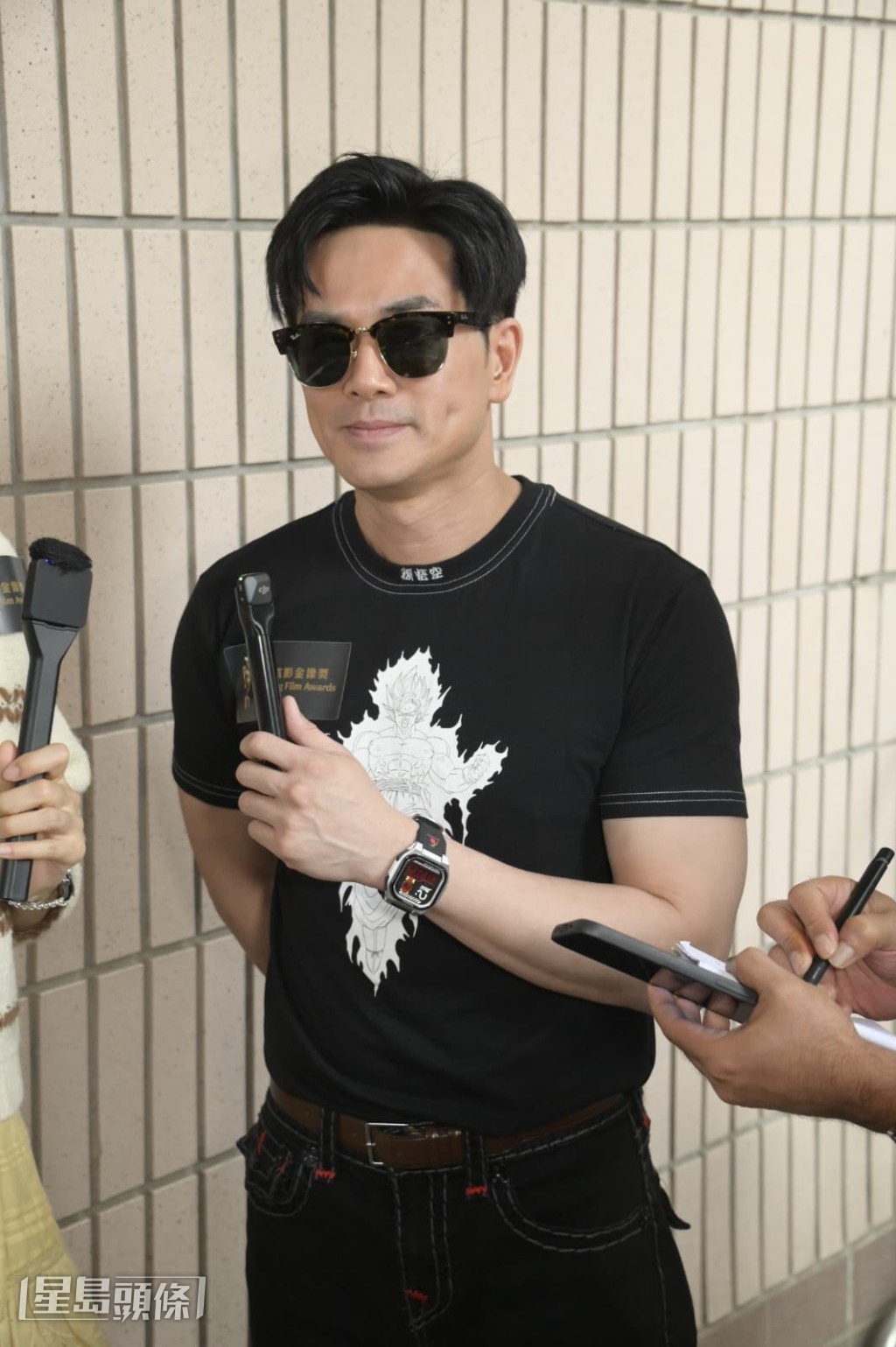 伍允龍表示在衣着品味方面要多多向王丹妮學習。