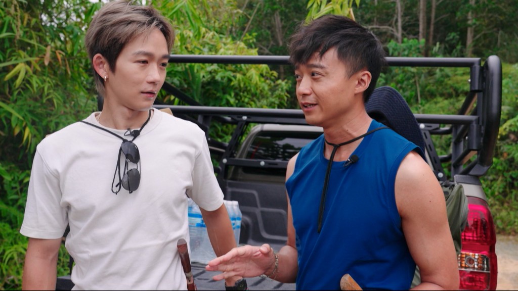 出發前，導遊將一把帕朗刀贈予二人，並稱之為山上的「ATM Card」。